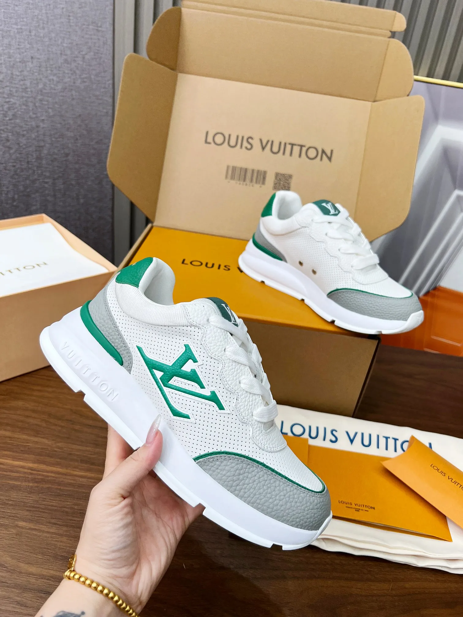 👟👟Ex-factory price 680👟👟 Men's size +10 LV Louis Vuitton L Jialu brand thick-soled casual couple sneakers🔥🔥🔥 Made of smooth cow leather and elegant design, can be easily integrated into various styles. The eye-catching LV letters are marked on the side of the shoe, and the lightweight rubber outsole is embellished with the Vuitton logo ▪️ Sole thickness: 4CM. The counter specializes in the latest casual shoes and new hard goods 🆕 ❥Purchase level! Full of high-end feel! A popular model among bloggers at home and abroad, it’s retro and fashionable and looks amazing on your feet! Wear a lot of happiness! The official website’s main recommendation★ ▪️Upper: Original custom-made imported calfskin fabric ▪️Inner lining: breathable gauze imported from Italy ▪️Outsole: rubber foam ➕tpu high-end outsole ▪️Shoe size: women’s 35-41, (women’s 41 is custom-made). Men's clothing 39-46 (45-46 customized).